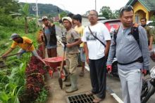 Bersihkan Lingkungan, Warga Kampung Teleng Padang Panjang Adakan Goro