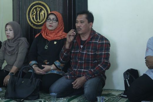 Anggota Komisi II DPRD Padang didamping Ketua Komisi II Elly Thrisyanti berdialog dengan warga Batu Gadang.