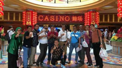 Viral, Foto Diduga Anggota DPRD Limapuluh Kota Pamer Dolar di Depan Kasino Singapura