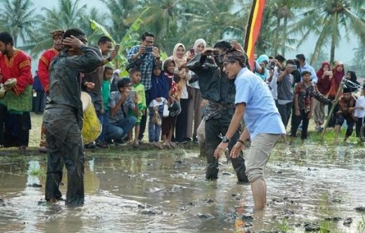 Disuguhi Atraksi Silek Lanyah di Padang Panjang, Sandiaga Pamer Jurus Tepok Jidat