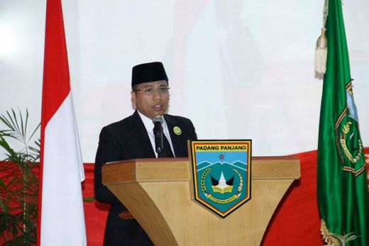 Wako Hendri Arnis Sampaikan Nota LKPJ ke DPRD Kota Padang Panjang
