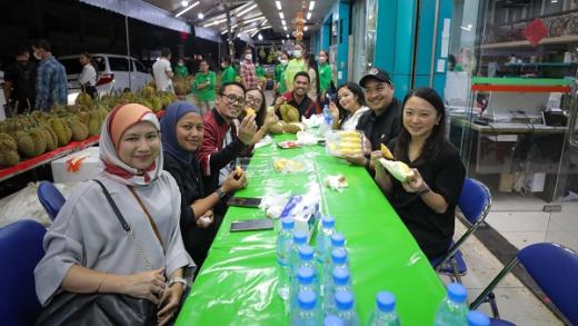 Menpora Dito Bicara Kerja Sama dengan Menteri Sukan Malaysia Sembari Nikmati Durian