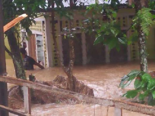 Diterjang Banjir Bandang, Puluhan Rumah di Sijunjung Rusak