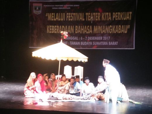 Elvina Adi Yanti: Teater Mampu Membawa Pesan Norma dan Kaidah Minangkabau