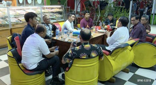 Mampir di Kedai Mata Air Dharmasraya, Jokowi Makan Mi dan Duduk di Drum Bekas
