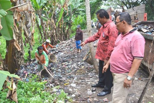 Sampah di Padang Pariaman, Tapi Dibersihkan Petugas dari Kota Padang