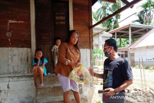 Pemuda Batang Kapas Salurkan Sembako ke Masyarakat Terdampak Covid-19