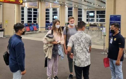 Buntut Foto Bugil, Dua Bule Asal Rusia Dideportasi dari Bali