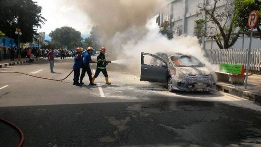 Sedang Parkir, Grand Livina Mendadak Terbakar di Pasar Baru Padang