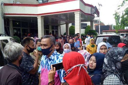 Puluhan Wali Murid Datangi Kantor DPRD Protes PPDB Zonasi di Padang