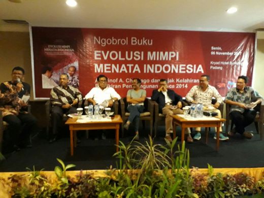 Curhat Saat Ngobrol Buku ‘Evolusi Mimpi Menata Indonesia’, Adrianof Chaniago Mengaku Sekarang Merasa Lebih Nyaman