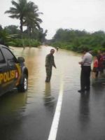 Digenangi Air, Jalan Lintas Sumbar - Riau Ini Lumpuh Total Selama 5 Jam