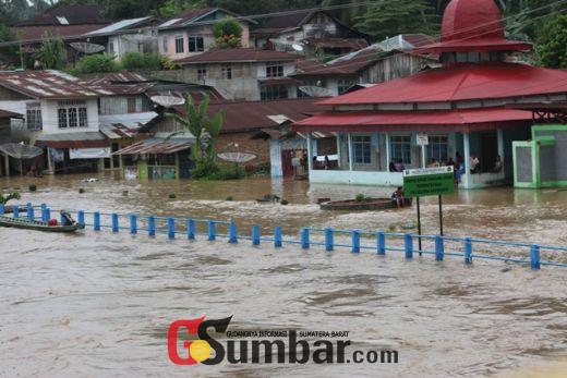 Inilah Foto Dahsyatnya Banjir Sungai Batang Hari Terjang Dharmasraya