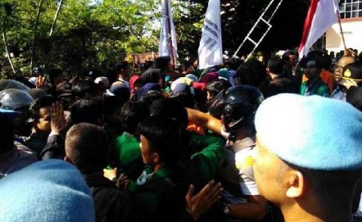 Nilai Pemerintahan Jokowi Rezim Anti Kritik, Aksi KAMMI Sumbar Dibubarkan, Sebagian Ditahan
