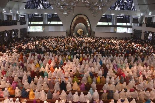 Ribuan Warga Sesaki Mesjid Raya Sumbar Guna Laksanakan Shalat Gerhana di Padang