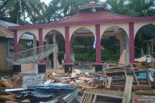 Korban Gempa di Lubuk Panjang Kajai Talamau Pasbar Shalat di Reruntuhan Musala Rusak