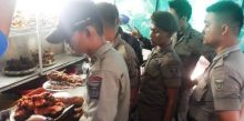 Satpol PP Padang Tertibkan 5 Warung Kelambu yang Jualan di Siang Hari