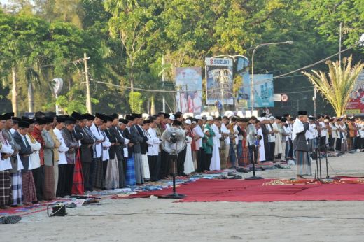 Suasana shalat ied di Masjid Raya Sumbar bersama Presiden Jokowi.