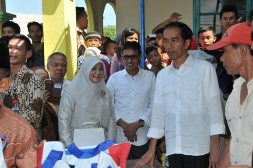 Sorak Gembira dan Tepuk Tangan Meriah Sambut Kedatangan Presiden Jokowi di Tengah Masyarakat Nagari Kataping Padang Pariaman