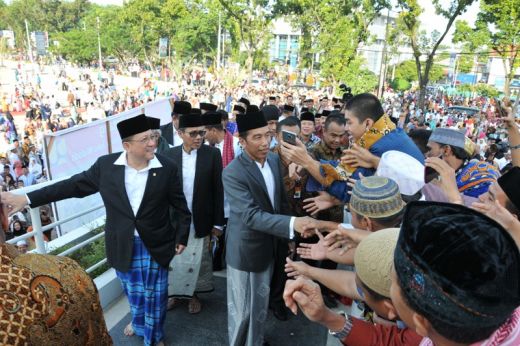 Presiden Jokowi salami warga usai Shalat Ied.
