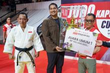 Menpora Dito Serahkan Piala Juara Umum Judo Kapolri Cup 2023