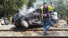 Kereta Api Wisata Tabrak Avanza di Pariaman, Terseret hampir 100 Meter, 2 Orang Terluka
