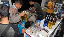 Satpol PP Kota Padang Sita Puluhan Botol Miras di Warung-warung Pinggir Jalan
