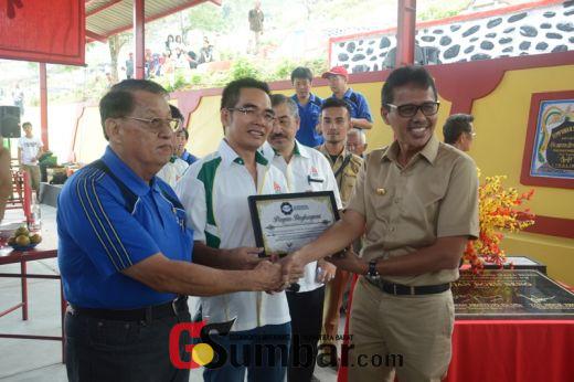 Gubernur Irwan Prayitno Resmikan Pemakaian Los Ziarah Tiongha