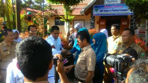 Gubernur Sumbar Tinjau UNBK SLTP di SMPN 2 Padang Panjang