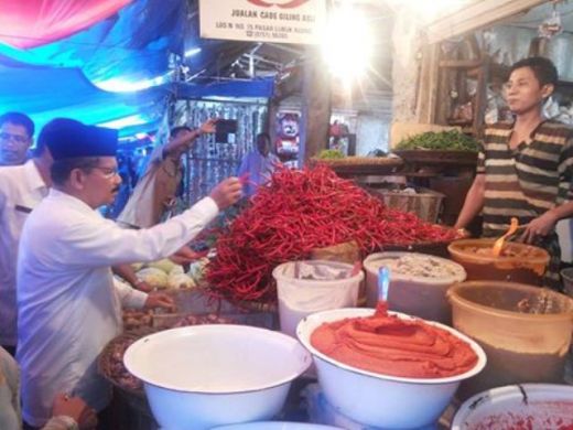 Datangi Pasar Lubuk Alung, Pedagang Berkeluh Kesah Pada Bupati Padang Pariaman