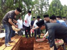 Walikota Padang Antarkan Hasan Basri Durin ke Peristirahatan Terakhir di TMP Kalibata Jakarta