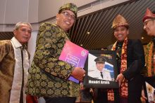 Wako Padang Panjang Hendri Arnis Terima Anugerah Tokoh Inspirasi Sumsel