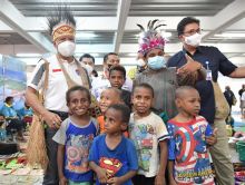 Kunjungi Pasar Tradisional Mama-mama, Menpora Amali Beli Kopi Asli Papua