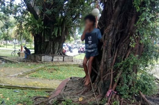 Bocah yang Diikat Ibunya ke Pohon di Lapangan Imam Bonjol Akhirnya Dibawa Satpol PP ke Dinas Sosial Padang