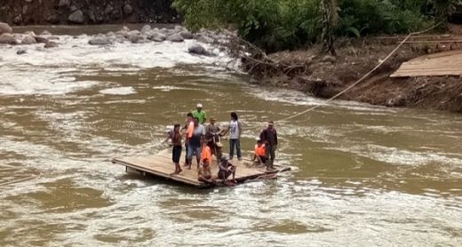 Rakit Ponton Terbalik, Petani Sawit Hilang Terseret Arus Sungai di Pasaman Barat