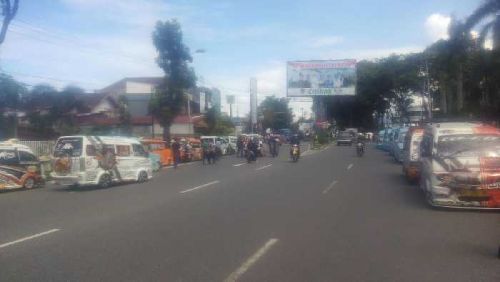 Puluhan Pemilik Angkot Tuntut Cabut SE DishubKominfo Kota Padang