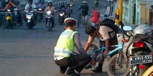 Ini Contoh Polisi Baik, Bantu Anak Sekolah Pasangkan Rantai Sepeda