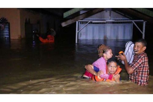 Malam Ini Banjir di Kota Padang Capai 1 Meter, Seorang Kakek Terjebak
