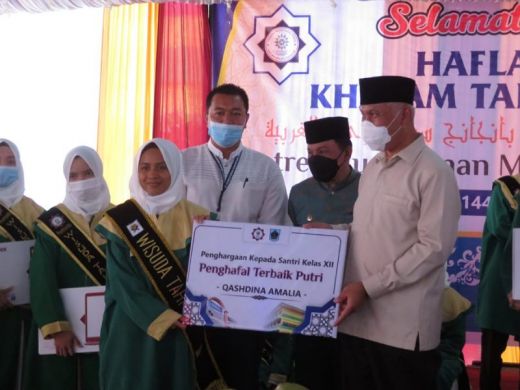 Gubernur Sumatra Barat Serahkan Sertifikat Hafiz Quran kepada Santri PontrenMu Kauman