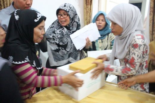 Disponsori Wardah, 100 Paket Sembako Diserahkan Untuk Warga Padang Timur