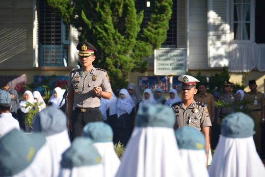 Jadi Inspektur Upacara, Kapolres Cepi Noval Himbau Pelajar Padang Panjang Tak Berkendara ke Sekolah