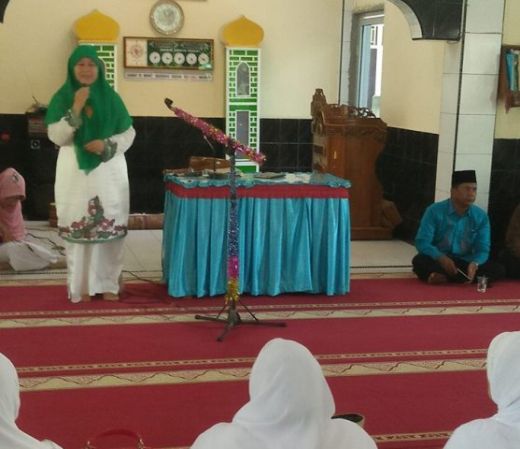 Ceramah di Majelis Taklim Koto Tangah, Ny. Harneli : Miris, Penipuan Berkedok Agama!