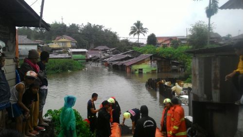 Sebagian Wilayah di Bukittinggi Kebanjiran, 300 KK Sempat Diungsikan dengan Perahu Karet