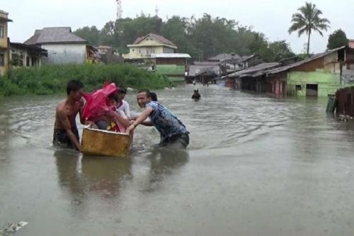 Dramatis... Warga Evakuasi Bayi Korban Banjir di Bukittinggi dengan Kulkas Bekas