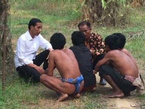 Wow! Sambil Duduk di Kebun Sawit, Presiden Jokowi Berdialog dengan Suku Anak Dalam