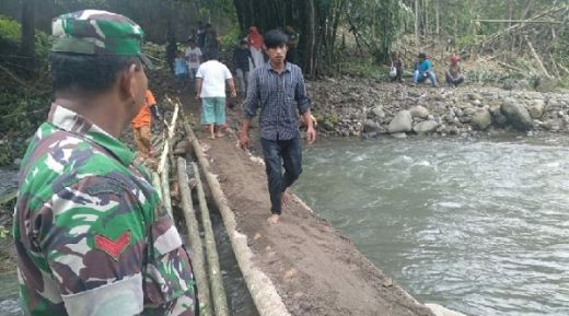 TNI, Warga dan Relawan ACT Bangun Jembatan Darurat di Kayu Tanam, Terbuat dari Bambu dan Kayu