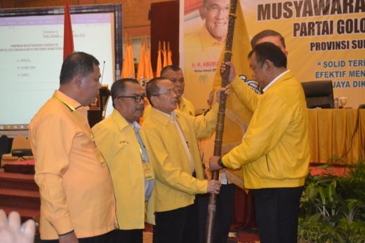 Penyerahan Bendera Pataka dari Darul Siska mewakili DPP kepada Hendra Irwan Rahim sebagai ketua terpilih.