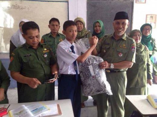 Wow! Walikota Padang Kunjungi Siswa Si Pejuang Subuh dan Berikan Bingkisan di Sekolahnya