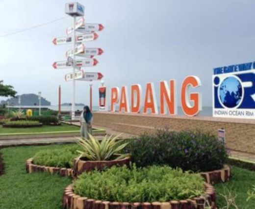 Netizen Dukung Pembongkaran Pedagang di Kawasan Wisata Pantai Padang