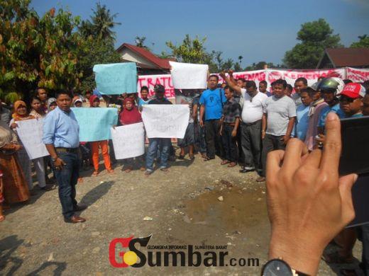 Kontraktor Mangkir, Jalan Masuk Proyek Asrama Haji Sumbar Diblokir Warga